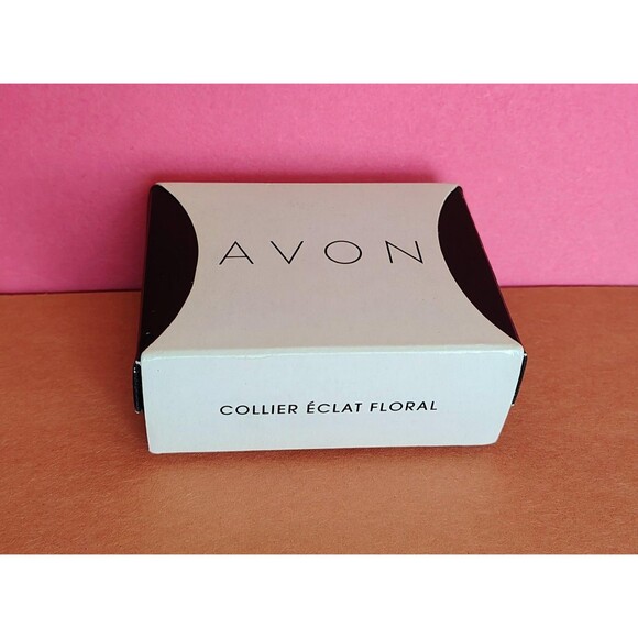 Avon Sparkling Floral Necklace Statement Jewelry Silver Tone Crystal Boxed Gift - Picture 12 of 16